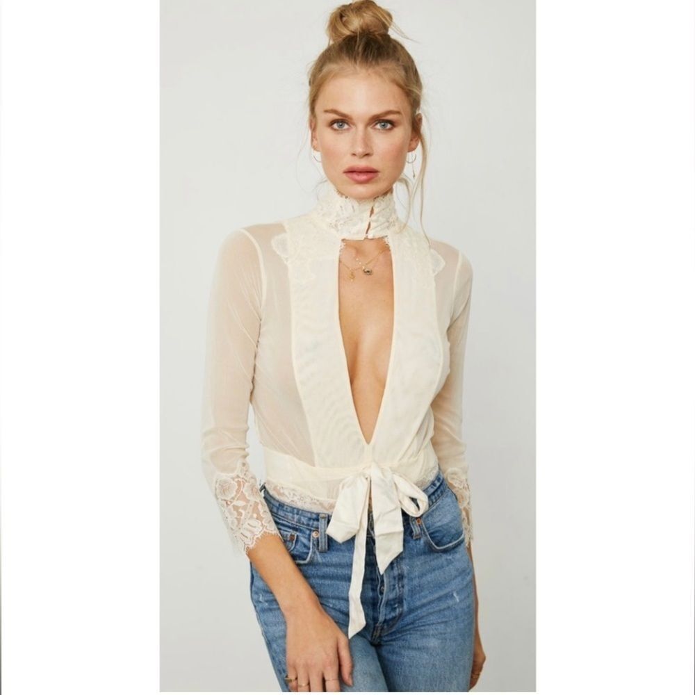 Free People x Take HAH
Bow Reversible Bodysuit in
Cream / Ivory size Large